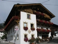 Bruggerhof, der Blumenschmuck war zwei Stunden später weg