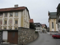 Bahnstraße, links Pfarrhaus, rechts Pfarrkirche