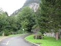 Der Wanderweg verläuft teilweise auf der alten Axenstraße