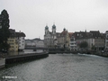 Das Nadelwehr von der Spreuerbrücke, hinten die Jesuitenkirche