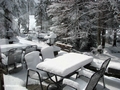 Blick aus dem Wintergarten auf die Terrasse