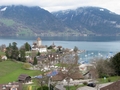 Spiez, Blick vom Bahnhof auf Schloß und Thuner See