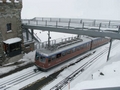 Ein Zug der Gornergratbahn fährt in die Bergstation ein