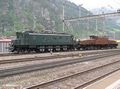 Ce 6/8 II 14253 rangiert Ae 4/7 10976 vor dem Depot Erstfeld