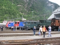 Alt und neu vor der Halle des Depots Erstfeld