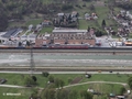 Das Eyholz-Center, davor ein Güterzug in Ri Lötschberg-Basistunnel