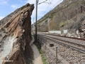 Der Wanderweg parallel zur Bahnstrecke