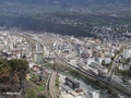 Blick auf Brig, Stadt und Bahnhof rechts des Rotten, links Naters