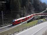 Bergwärts einfahrender Zug in Miralago