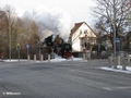 Der erste Dampfzug des Tages fährt gleich in die Kreuzung ein