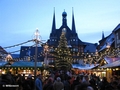 Marktplatz mit Rathaus in der Dämmerung