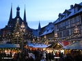 Marktplatz mit Rathaus in der Dämmerung, rechts das Gothische Haus