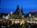 Marktplatz mit Rathaus in der Dämmerung