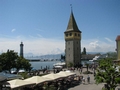 Blick von der Hotelterrasse auf Mangturm und Hafen