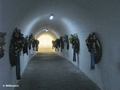 Verbindungsgang von der unterirdischen Gedenkhalle in die Eingangshalle