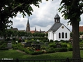 Holm, Friedhof mit Kapelle, hinten der St.-Petri-Dom