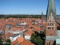 Rechts die St. Johanniskirche, dahinter St. Nicolai
