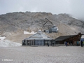 Restaurant mit Seilbahnstation, im Hintergrund das Schneefernerhaus