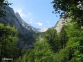 Auf dem Wanderweg zur Höllentalklamm, in der Bildmitte die Höllentalangerhütte