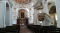 Innenraum mit Altar der Kath. Pfarrkirche St. Quirinus