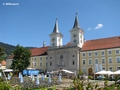 Noch leerer Biergarten vor dem Schloß