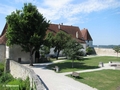 Links das Spinnhäusl, das Zuchthaus und rechts der Folterturm