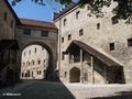 Der Schwibbogen und der Aufgang zur Kemenate (jetzt Stadtmuseum)