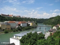 Blick von der österreichischen Seite über die Salzach auf Burghausen