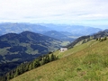 Blick vom Gipfel auf die Bergstation der Seilbahn