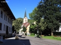 Hugo-von-Königsegg-Straße mit Kirche St. Peter und Paul