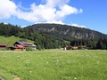 Links die Gebäude mit dem unteren Eingang / Rechts das Voglerhaus