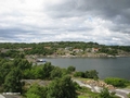 Väg 168/Södra Strandgatan, Blick von einer Brücke auf die Insel Instön