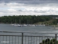 Väg 168/Södra Strandgatan, Blick von einer Brücke auf die Insel Instön