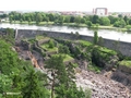 Das trockene Flußbett des Göta älv mit den alten Fundamenten, oben der Zuleitungskanal für die beiden Kraftwerke