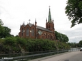 Die Kirche steht alleine zwischen zwei Zuleitungskanälen zum Kraftwerk Olidan