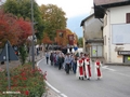 Hauptstraße / Via Principale mit den Pfadfindern