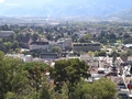 Im Sessellift abwärts, Meran mit Heilig-Geist-Kirche und Thermenbezirk