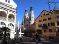 Brixener Dom mit (rechts) dem Friedensgericht und (links) 'Zur Hofburg'