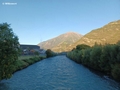 Die Etsch, Blick Flussaufwärts, Bahnhofsbrücke Naturns