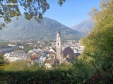 Pulverturm Platz / Blick auf die Stadtpfarrkirche St. Nikolaus