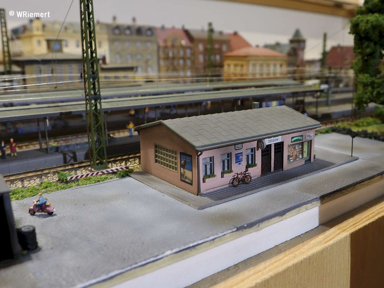 Nebengebäude mit Kiosk und Nebeneingang zum Bahnsteigtunnel - 08_IMG_9865