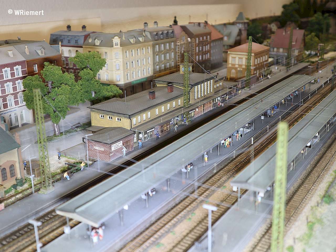 Draufsicht Bahnhofsgebäude mit Bahnsteigen - m_bstg_IMG_9824